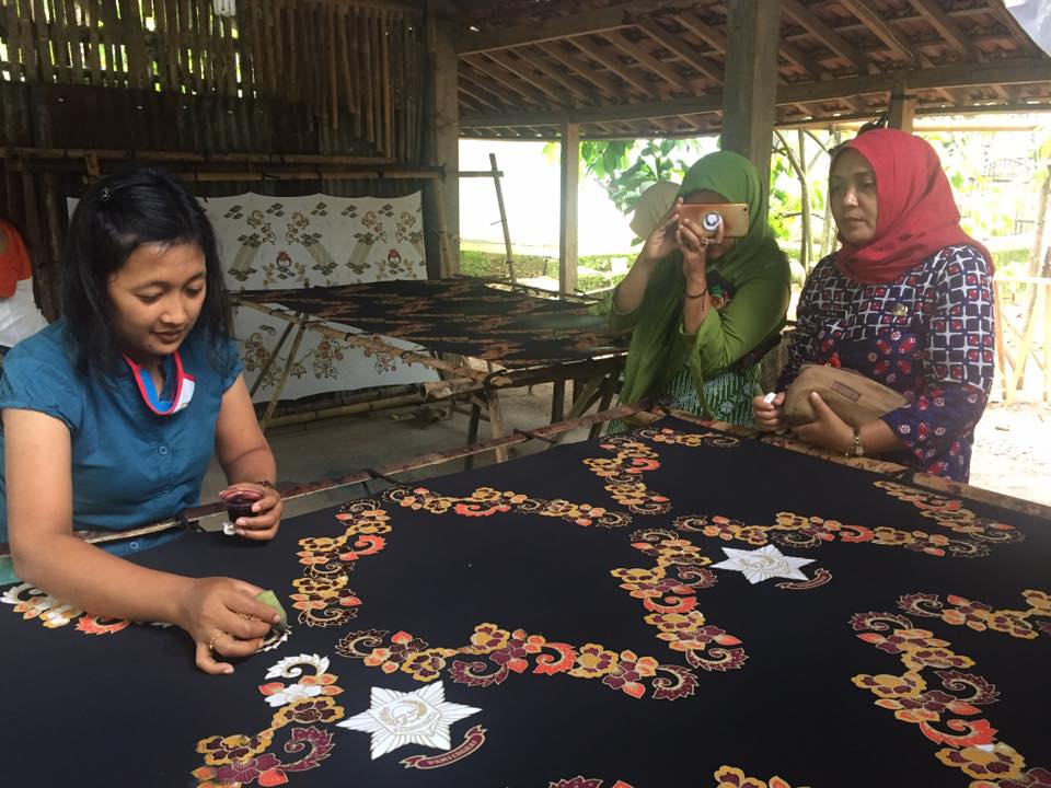 Proses pewarnaan kain batik