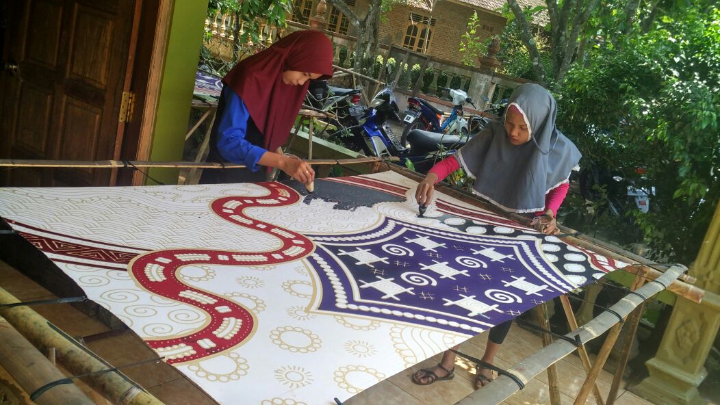 Tim Mewarnai Kain